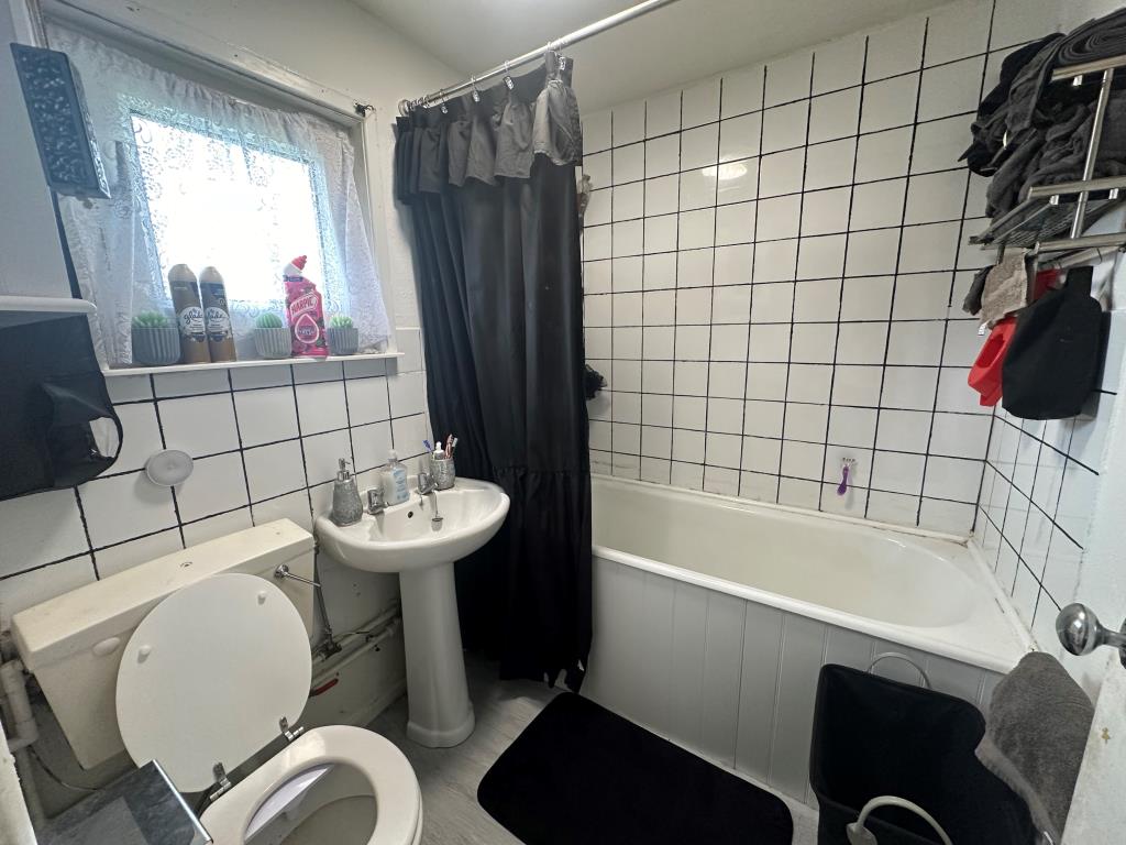 Lot: 31 - FIRST FLOOR FLAT FOR INVESTMENT - Bathroom with W.C.